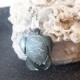 Pendentif tortue nacre noire gravée, tribal , travail artisanal