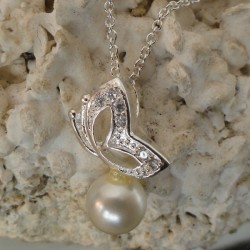 Collier pendentif Papillon strass diamant Cz perle blanche eau douce Lac Biwa