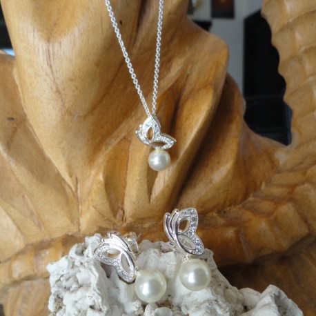 Parure collier papillon diamant Cz 50 cm et perle blanche 7mm + Boucles d'oreilles papillon strass diamant Cz perle blanche eau 