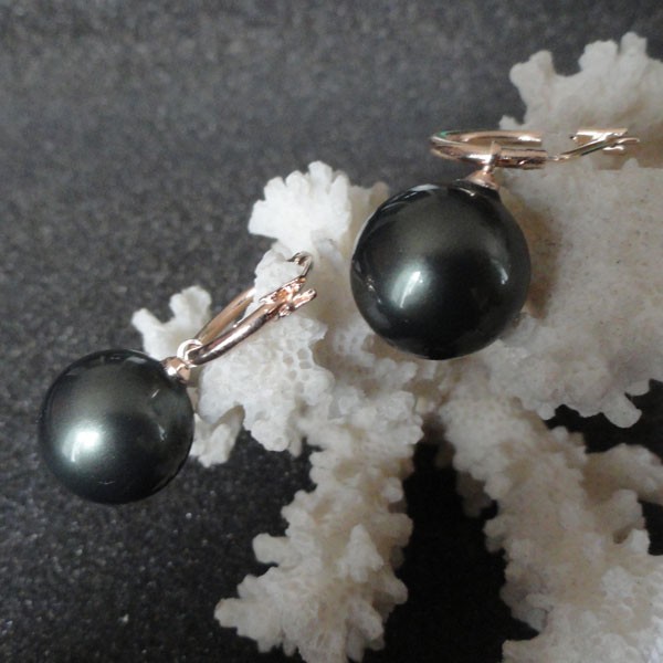Boucles perles noires et blanches pendants plaqués or – Boucles d'oreilles