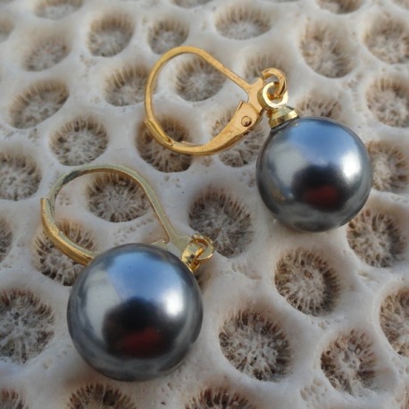 Boucles d'oreilles pendante dorée perle noire akoya 8 mm